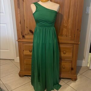 Elegant Green One-Shoulder Gown